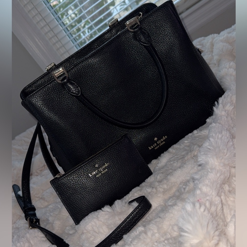 Kate Spade Purse and Wallet Set.
Color (Black)
Used-Good Condition 
Medium Size.